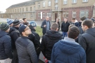 Personen im Hof des ehemaligen Gefängnisses Hohenschönhausen