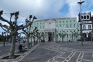 Herrschaftliches Haus an mit Bäumen besetztem Platz