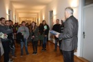 Schulleiter Wolfgang Stützle führt durch das Internat
