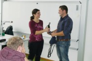 Gerrit Loose, Klassensprecher der TS 1, bedankt sich bei Frau Goldstein für den informativen und kurzweiligen Vortrag mit Diskussion