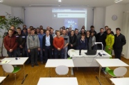 Gruppenbild in Klassenzimmer vor Leinwand