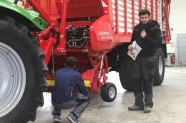 Studierende der TS1 erläutern den Mitschülern die Technik